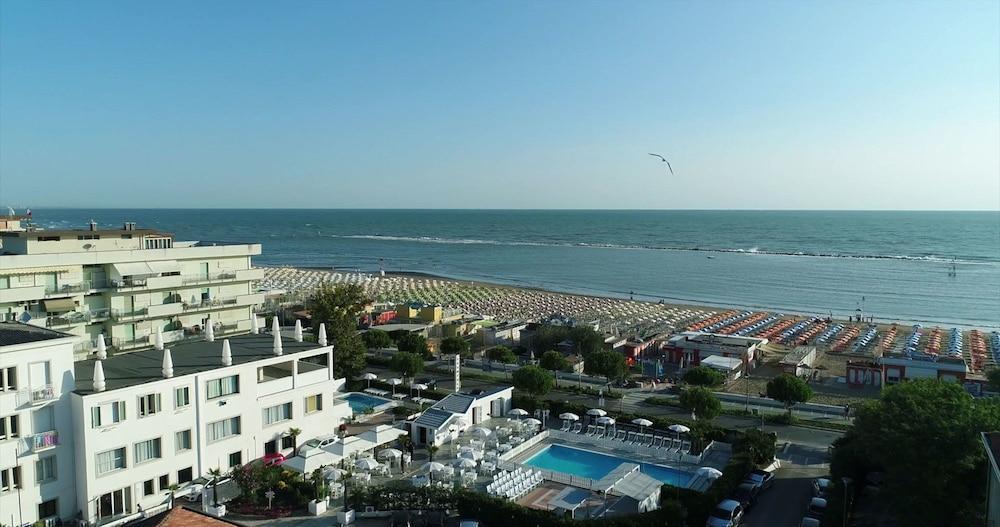 צ'סנטיקו Hotel Promenade Universale מראה חיצוני תמונה